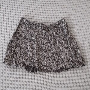 American Eagle Black & White Floral Miniskirt Skirt - Size 4